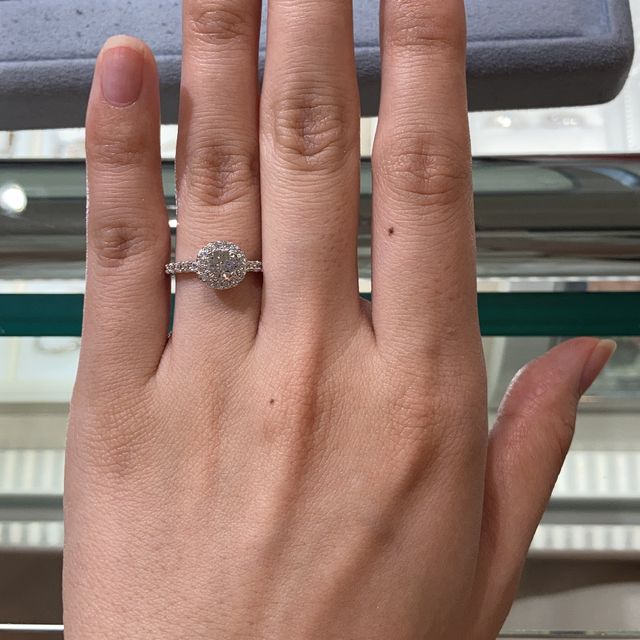 【宝寿堂(ほうじゅどう)の口コミ】 一粒ダイヤのまわりをメレダイヤがぐるっと囲んでいるいわゆるヘイロータ…