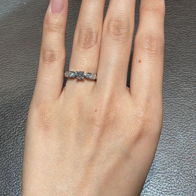 【ショーメ(CHAUMET)の口コミ】 プリュムのマルチソリテールリングです。
中央の一粒ダイヤにむかってメレ…