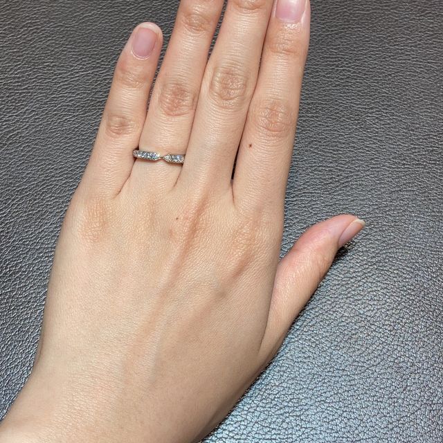 【ショーメ(CHAUMET)の口コミ】 フリソンのような中央がしぼられているデザインの指輪です。地金がしっか…