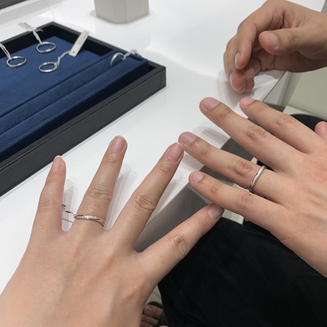 【4℃ BRIDAL(ヨンドシーブライダル)の口コミ】 素材が950プラチナ素材で、錆びにくい素材とのことで、指輪のつけ心地や、…