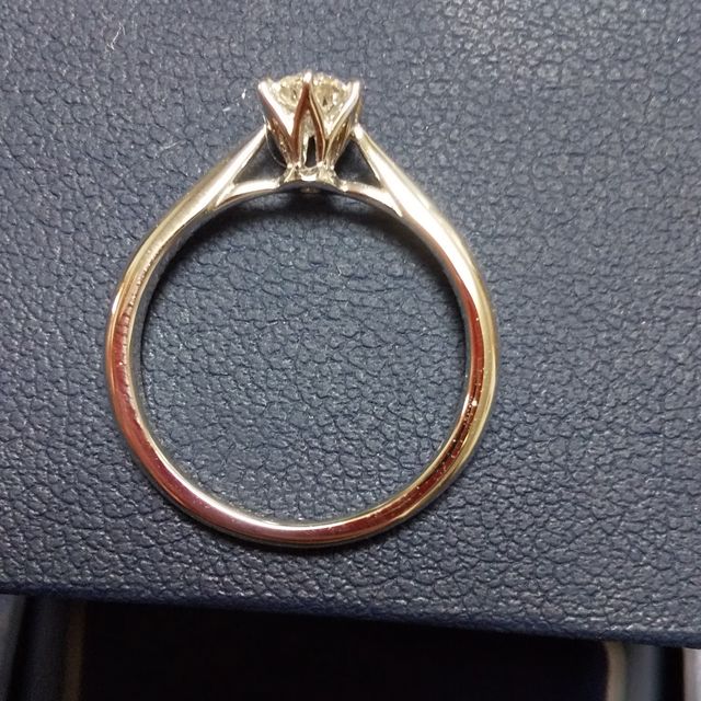 【銀座ダイヤモンドシライシの口コミ】 カラット数と値段はもちろんですが、台座がかわいくて気に入りました。
横…