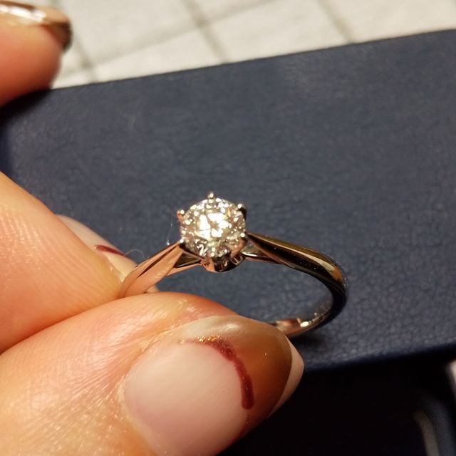 【銀座ダイヤモンドシライシの口コミ】 カラット数と値段はもちろんですが、台座がかわいくて気に入りました。
横…