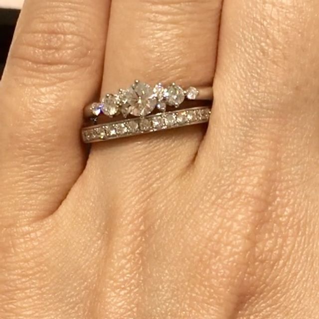 【4℃ BRIDAL(ヨンドシーブライダル)の口コミ】 お花が次々と開花していくイメージの指輪だそうです。中心ダイヤの両脇の…