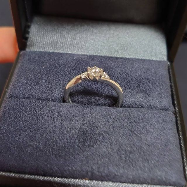 【ラザール ダイヤモンド(LAZARE DIAMOND)の口コミ】 指輪のデザインが、控えめですがウェーブになっており、ストレートを試着…