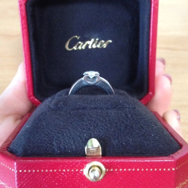 【カルティエ(Cartier)の口コミ】 まず縦爪リングは着けていると洋服や物に引っかかるので、避けたいと思い…