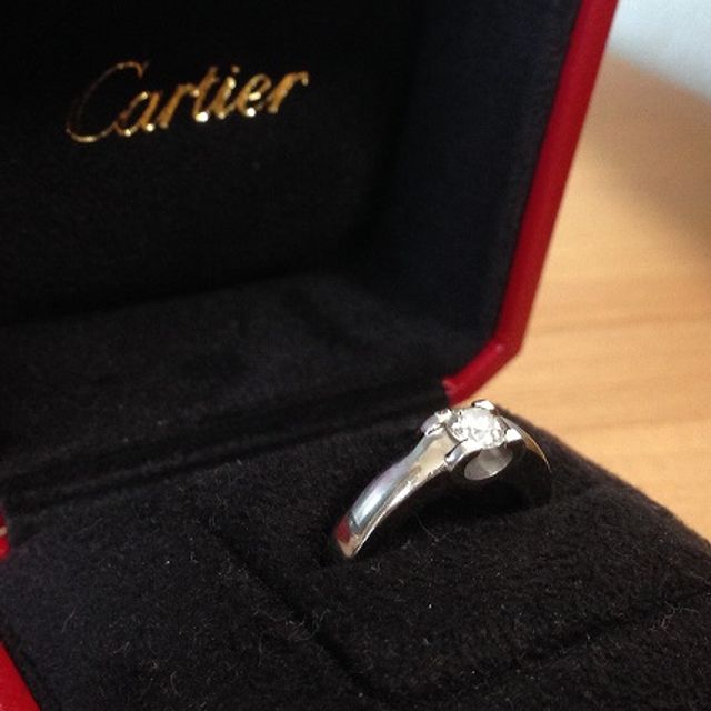 【カルティエ(Cartier)の口コミ】 まず縦爪リングは着けていると洋服や物に引っかかるので、避けたいと思い…