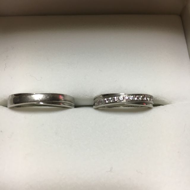 【MILK&Strawberry(ミルクアンドストロベリー)の口コミ】 少し太めで交差しているようなデザイン、更にピンクダイヤモンドのついた…