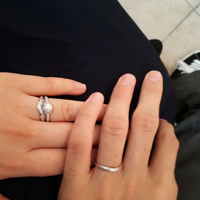 【銀座ダイヤモンドシライシの口コミ】 まず、こだわったのは婚約指輪との重ね付けです。そのため、V字のデザイン…
