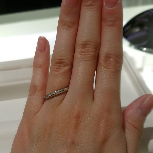 【festaria bijou SOPHIA(フェスタリア ビジュソフィア)の口コミ】 ダイヤが斜めに入ったデザインは他のブランドにもありますが、こちらのは…