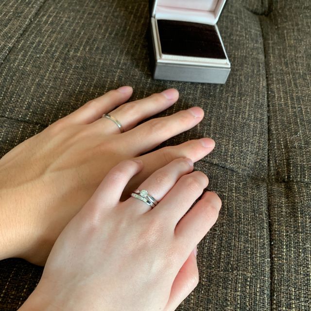 【アイプリモ(I-PRIMO)の口コミ】 シンプルなデザインで飽きがこないようにと選びました。奥さんの婚約指輪…