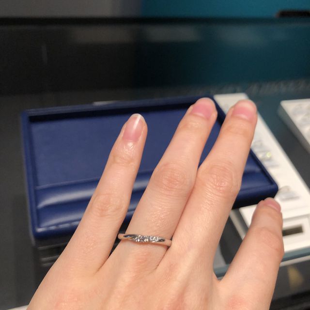 【銀座ダイヤモンドシライシの口コミ】 あまり、よくあるデザインじゃないのがいいなぁと思っていました。店員さ…