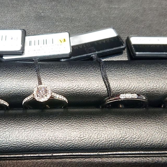 【ラザール ダイヤモンド(LAZARE DIAMOND)の口コミ】 結婚指輪はとてもシンプルなダイヤが3粒ついてるもので、婚約指輪のほうは…