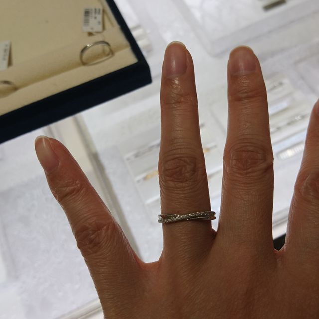 【ヴァンドーム青山(VENDOME AOYAMA)の口コミ】 クロスラインのリングなのでシンプルな結婚指輪とは違ってデザインが良い…
