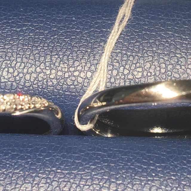 【銀座ダイヤモンドシライシの口コミ】 ペア感が感じられてとても可愛かったと思います。女性側のデザインでダイ…