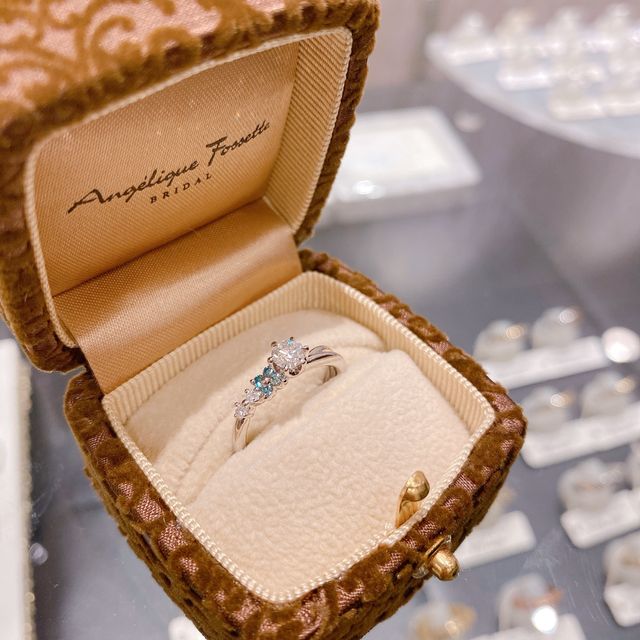 【アンジェリックフォセッテ(Angelique Fossette)の口コミ】 流れ星のようなアシンメトリーのデザインがとにかく可愛くて気に入りまし…