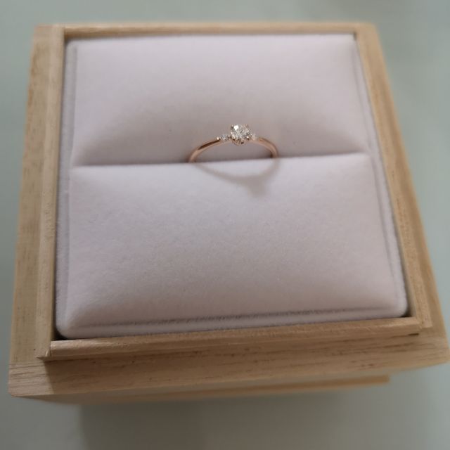 【CHER LUV(シェールラブ)の口コミ】 指輪の決めてはまず肌なじみがよく、指を長見せてくれるものが良かったで…