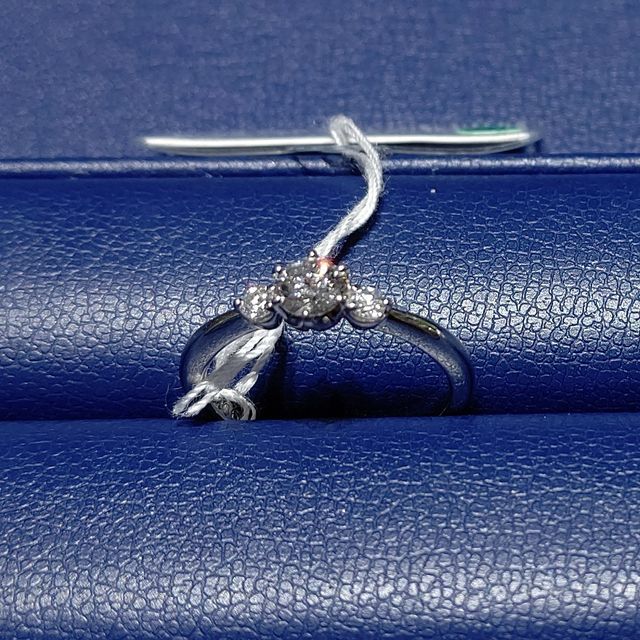 【銀座ダイヤモンドシライシの口コミ】 上から見るとメレダイヤが大きめでかわいい。
つけて見るとすこし角が当た…