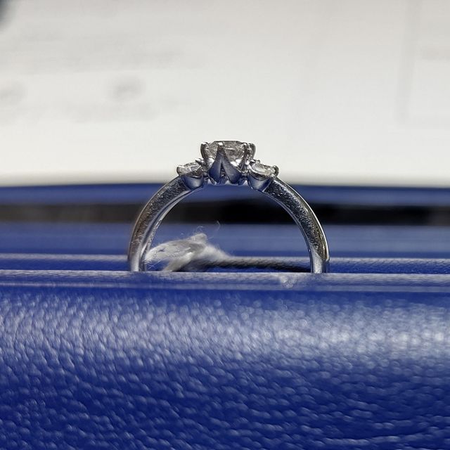 【銀座ダイヤモンドシライシの口コミ】 上から見るとメレダイヤが大きめでかわいい。
つけて見るとすこし角が当た…