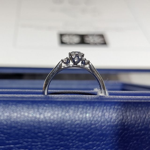 【銀座ダイヤモンドシライシの口コミ】 メレダイヤが付いたリングのなかで側面のデザインがかわいい。
横から見て…