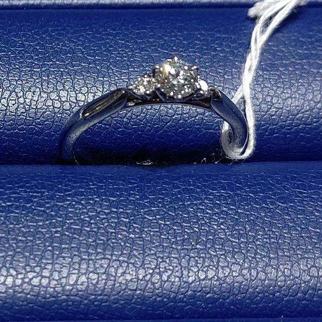 【銀座ダイヤモンドシライシの口コミ】 メレダイヤが付いたリングのなかで側面のデザインがかわいい。
横から見て…