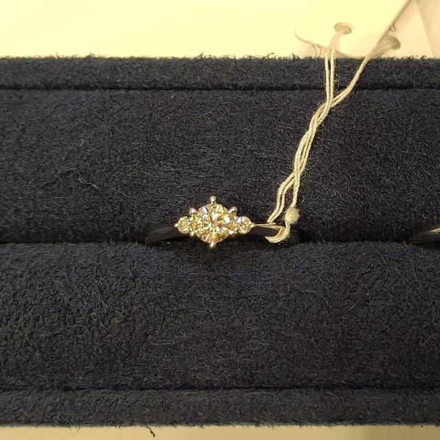 【4℃ BRIDAL(ヨンドシーブライダル)の口コミ】 ストレートのメレダイヤが付いたものを探していて見せていただいた。
プラ…