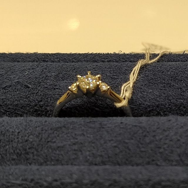 【4℃ BRIDAL(ヨンドシーブライダル)の口コミ】 ストレートのメレダイヤが付いたものを探していて見せていただいた。
プラ…