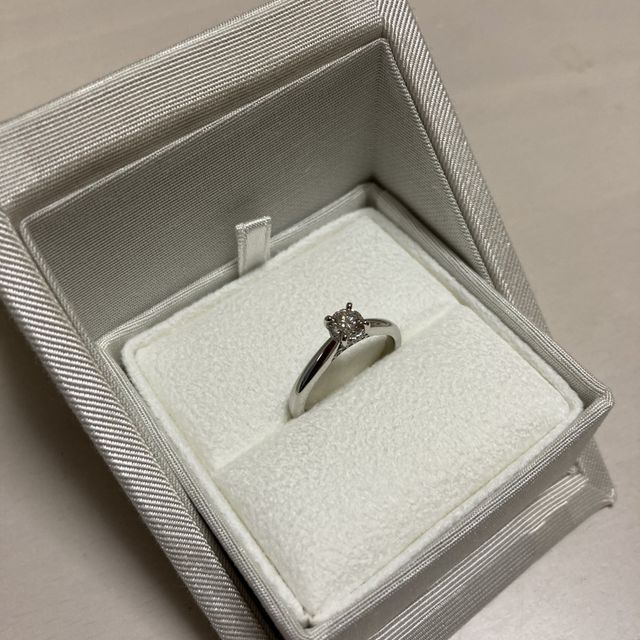 【ENUOVE(イノーヴェ)の口コミ】 結婚指輪との同時購入でしたので一緒に着けた時のフィット感を重視しまし…