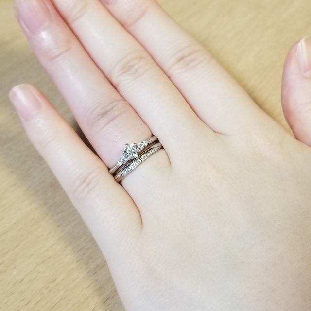 【エクセルコダイヤモンド(EXELCO DIAMOND)の口コミ】 結婚指輪と婚約指輪の重ね着けをしたときに、より手元を華やかに飾ること…
