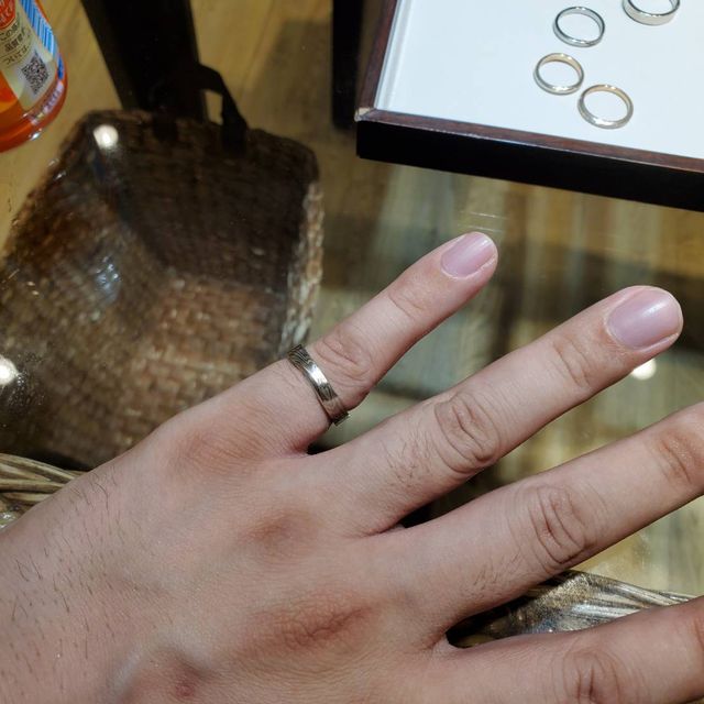 【杢目金屋(もくめがねや)の口コミ】 プラチナとスズが混ざって木目調になっている他にないデザインであった。…