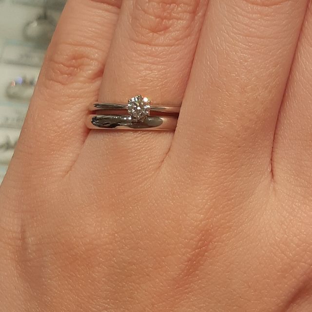 【銀座ダイヤモンドシライシの口コミ】 重ね付けしても派手にならずシンプルな1粒ダイヤの物を探していたので、と…