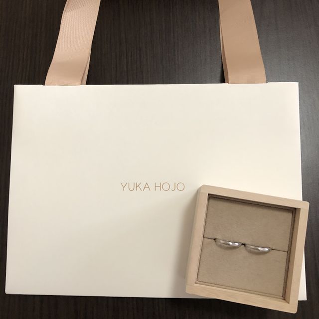 【YUKA HOJO(ユカホウジョウ)の口コミ】 Instagramで見かけてから一目惚れでした。
ハンマー打ちのデザインで光沢…
