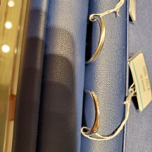 【銀座ダイヤモンドシライシの口コミ】 流れるような斜めラインのつくりになっており、つける角度によって一部分…