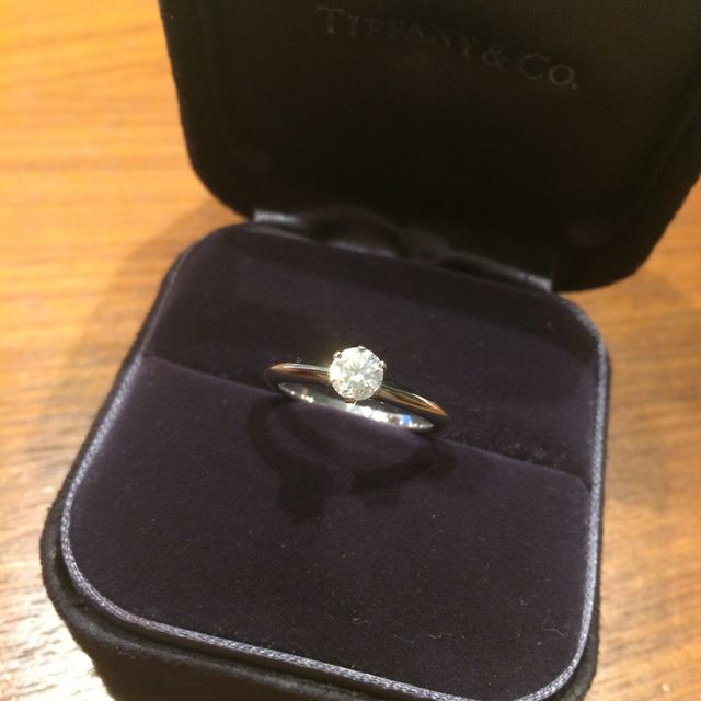 【ティファニー(Tiffany & Co.)の口コミ】 いくつか有名なブランドやブライダルリングのお店を見ていくうちに、石の…