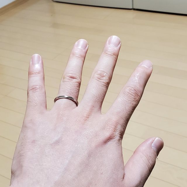 【ラザール ダイヤモンド(LAZARE DIAMOND)の口コミ】 シンプルなストレートデザインですが、斜めに4本のラインが入っていて目立…