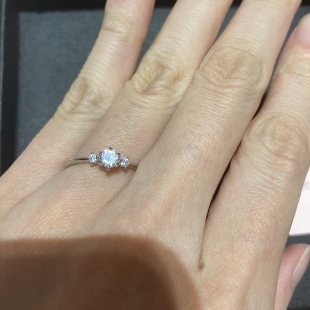 【TRECENTI(トレセンテ)の口コミ】 ダイヤの大きさもちょうど良くて両側についてるメレダイヤも輝いて綺麗で…