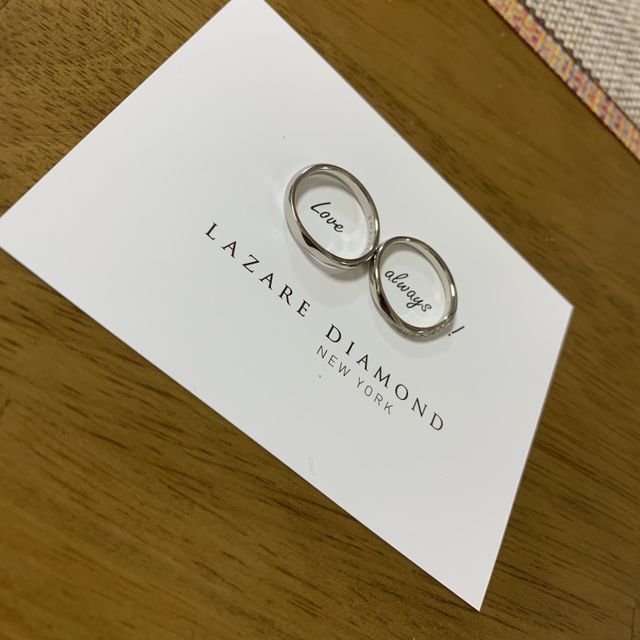 【ラザール ダイヤモンド(LAZARE DIAMOND)の口コミ】 デランシーは、指輪のつけ心地、デザインで決めました。
鍛造製法で、丈夫…