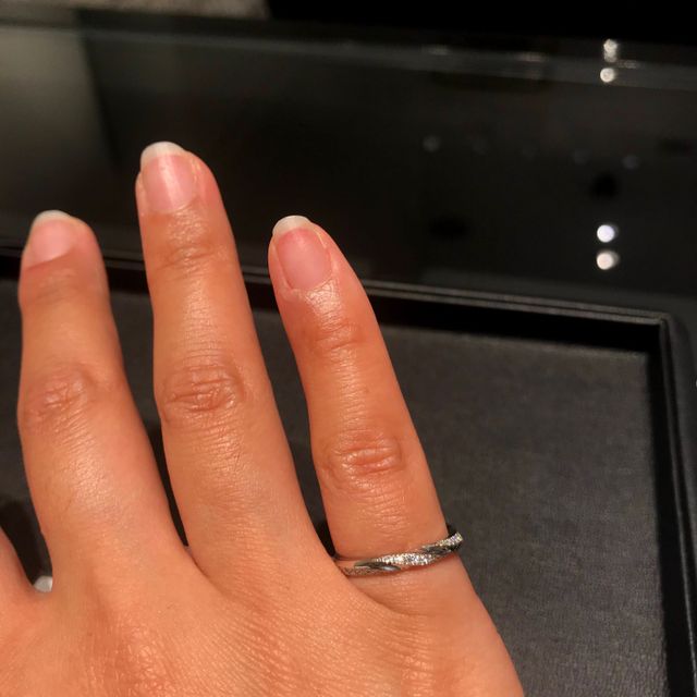 【エクセルコダイヤモンド(EXELCO DIAMOND)の口コミ】 ストレートラインは似合わないが、これはダイヤがねじれて入っている為し…