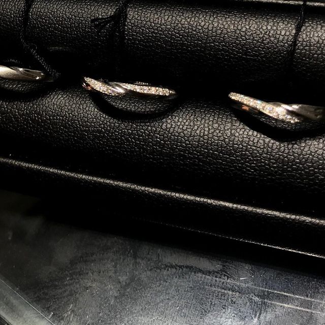 【エクセルコダイヤモンド(EXELCO DIAMOND)の口コミ】 ストレートラインは似合わないが、これはダイヤがねじれて入っている為し…