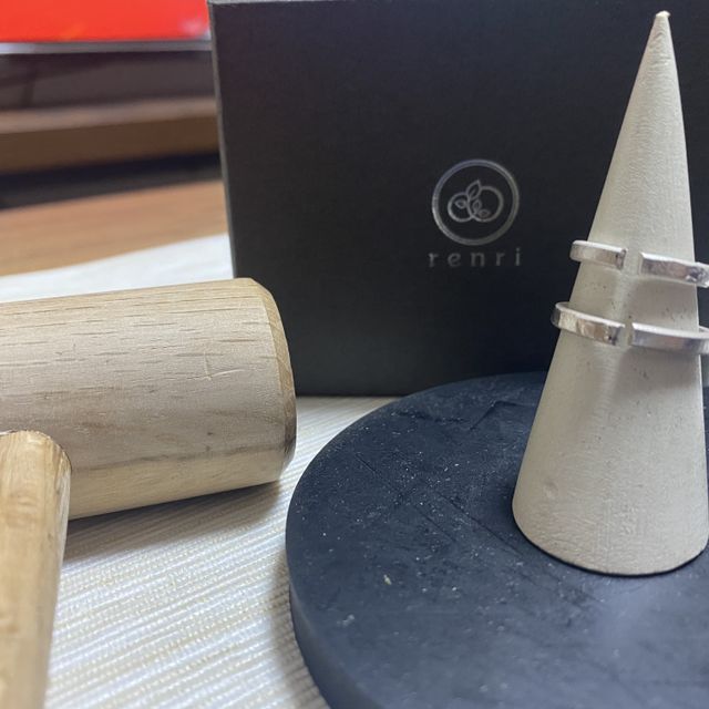 【renri(レンリ)の口コミ】 手作りで結婚指輪を探していた際に
renriのサイトを見つけました。地元の…