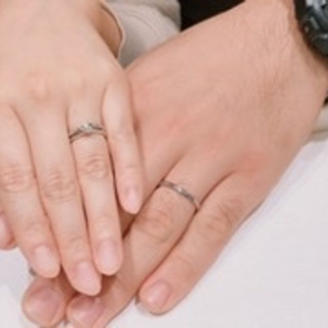 【アイプリモ(I-PRIMO)の口コミ】 婚約指輪と重ね付けしても主張しすぎないデザインが良かったです。ペアリ…
