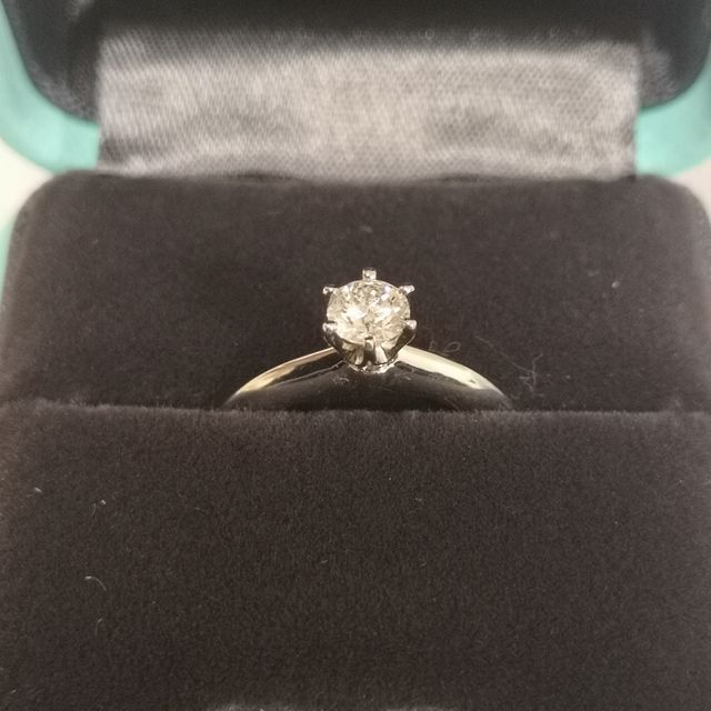 【ティファニー(Tiffany & Co.)の口コミ】 相手の指は長い目、手の色は少し色白だったので、存在感のある指輪を探し…