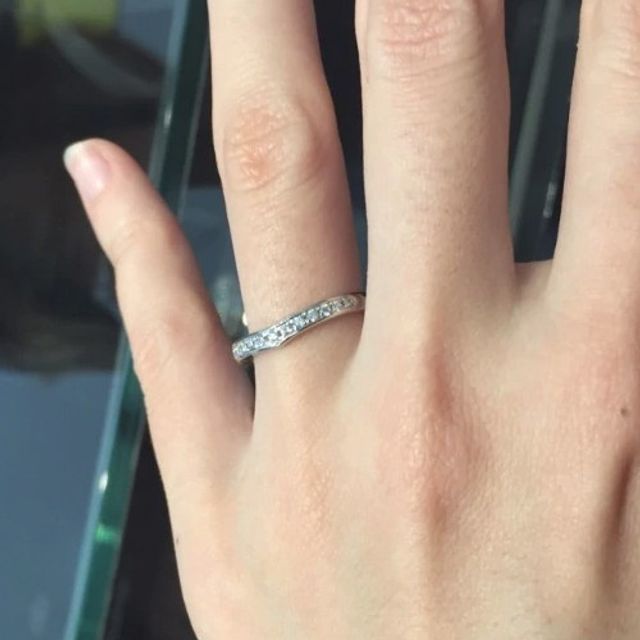 【エクセルコダイヤモンド(EXELCO DIAMOND)の口コミ】 ゆるくカーブの入ったV字型のデザインで指が長く綺麗に見えるのが特徴です…