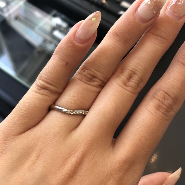 【エクセルコダイヤモンド(EXELCO DIAMOND)の口コミ】 どんなタイプの指でも綺麗に見えるV字ライン。V字になっているので指への…