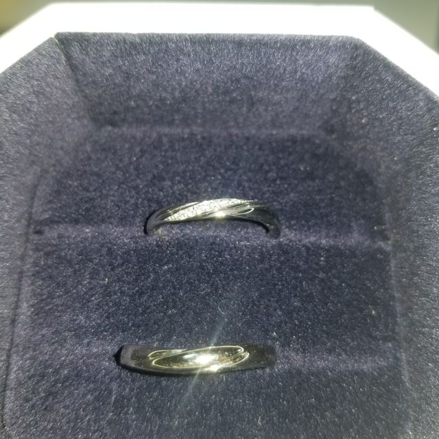 【4℃ BRIDAL(ヨンドシーブライダル)の口コミ】 ダイヤが複数ついているデザインで、期間限定の指輪でした。限定のダイヤ…