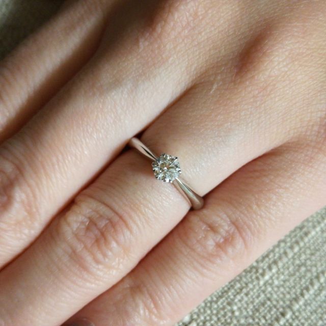 【ラザール ダイヤモンド(LAZARE DIAMOND)の口コミ】 ハーフエタニティの結婚指輪と重ね着けする前提で選びました。
ダイヤのカ…