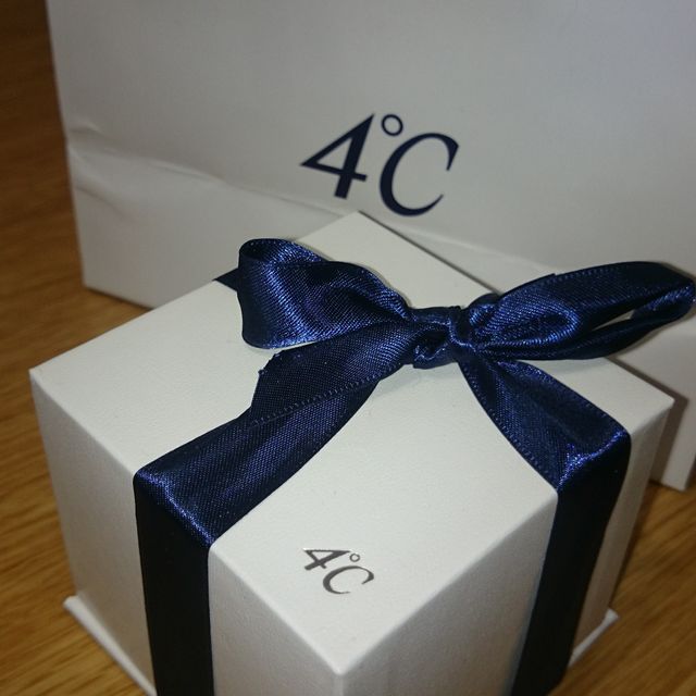 【4℃ BRIDAL(ヨンドシーブライダル)の口コミ】 旦那の指が、太くてごついので、太めの指輪を選びました。

私は、接客業…