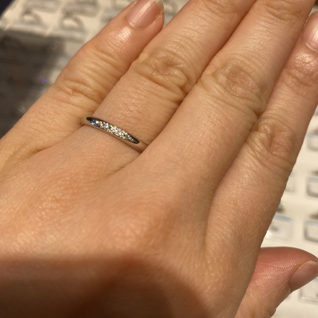【銀座ダイヤモンドシライシの口コミ】 指輪のデザインがシンプルかつ、女性らしさもあり気に入りました。婚約指…