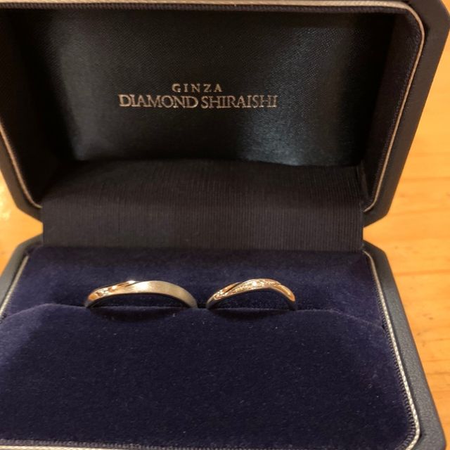 【銀座ダイヤモンドシライシの口コミ】 いろいろ見せていただいて、理想的な指輪が見つかりました。
シンプルな中…