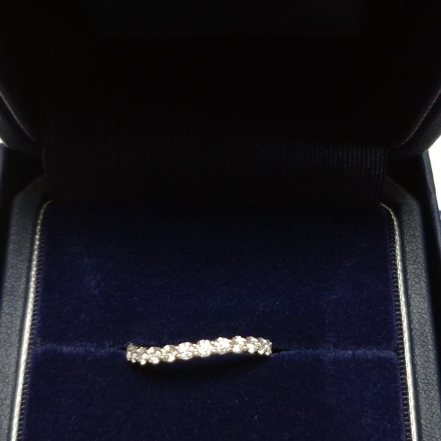 【銀座ダイヤモンドシライシの口コミ】 もともとは結婚指輪のみの購入で検討していましたが、
結婚指輪に合うハー…