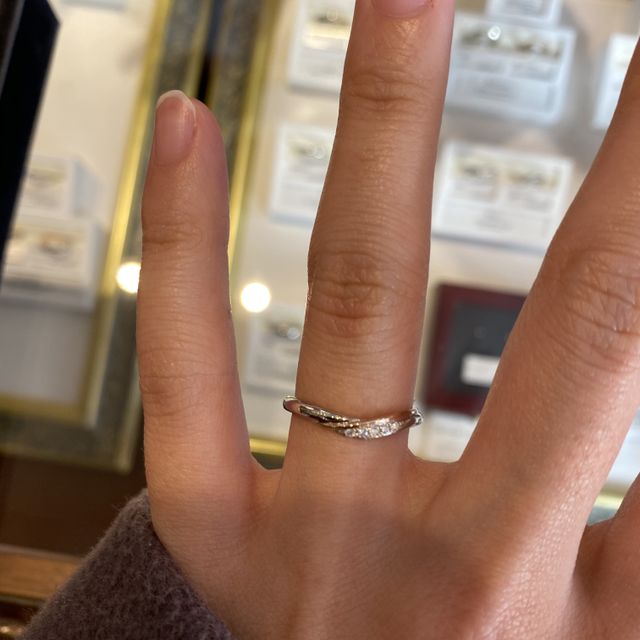 【ケイウノ ブライダル(K.UNO BRIDAL)の口コミ】 わたしはカーブしたデザインがいう希望があり、主人はストレートのデザイ…